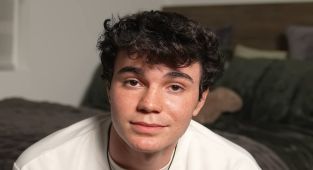 YouTuber lashes out at mother following release of new Netflix series