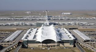 Airport loses all air traffic control communications for 90 seconds