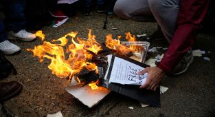Anti-Israel protesters burn their own DIPLOMAS outside Columbia