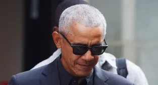 Barack Obama surprisingly imitates wife Michelle's latest quirk