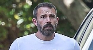 Ben Affleck visits ex-wife Jennifer Garner on Mother's Day