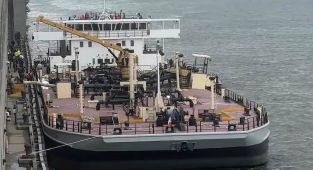 Boat explodes on Hudson River during New York's fleet week