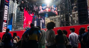 Boxing fans blast 'disgraceful' setup in Times Square