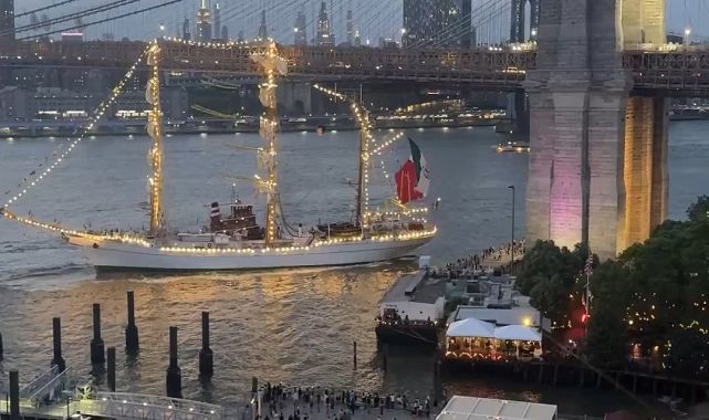 Brooklyn Bridge is hit by boat in jaw-dropping footage