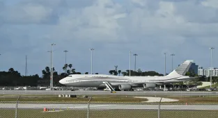 Can President Trump legally accept a $400m plane for free?
