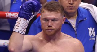 Canelo Alvarez beats William Scull in unconvincing performance