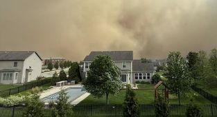 Chicago shrouded in apocalyptic skies as visibility falls to near zero