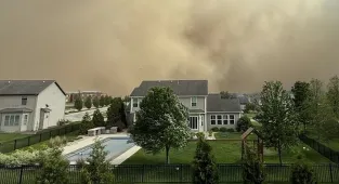 Chicago shrouded in apocalyptic skies as visibility falls to near zero