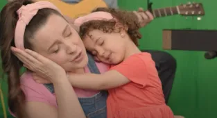 Children’s YouTube star Ms Rachel meets girl from Gaza