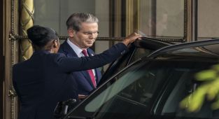 China, US hold talks on tariffs in first bid to de-escalate trade war