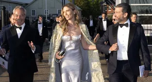 Donald Trump Junior rubs shoulders with Nigel Farage at black tie-do