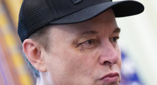 Elon Musk sports BLACK EYE at final White House briefing with Trump
