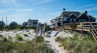 Fears of US recession as ultra-wealthy bail on summer rentals