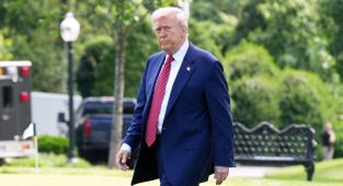 Federal appeals court temporarily reinstates Trump tariffs
