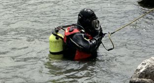 Frantic search for teenage girl in New York's East River