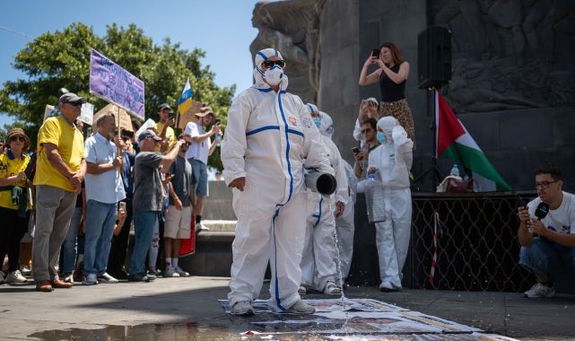 Holidaymakers hiding as protesters storm streets in Spanish cities