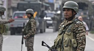 Indian warships advance closer to key Pakistani port of Karachi