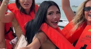 Influencers take selfies as their $4.5m yacht sunk in Miami