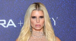 Jessica Simpson gushes over Jeremy Renner after flirty exchange