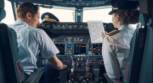 Jet carrying 200 passengers flies for ten minutes with NO PILOT