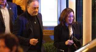 Kamala Harris takes TWENTY FIVE taxpayer-funded bodyguards to NYC bar