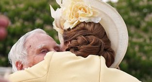 Kate has emotional reunion with Holocaust survivor at garden party