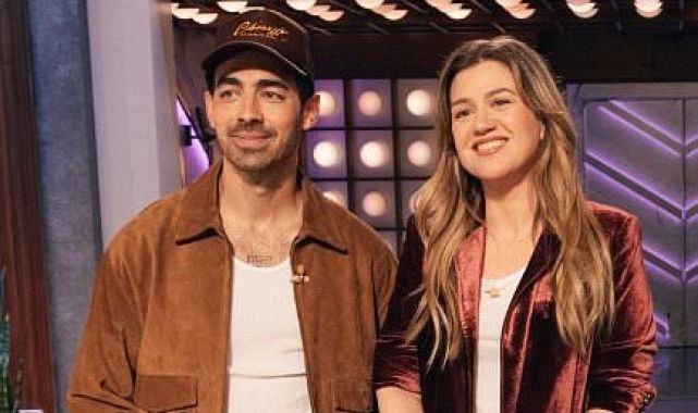 Kelly Clarkson and Joe Jonas FLIRT during interview