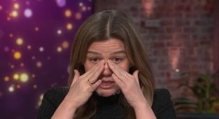 Kelly Clarkson Show faces 'collapse', staff beg for iconic replacement