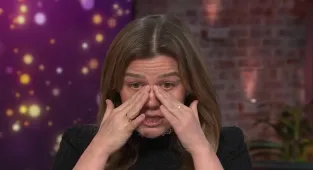 Kelly Clarkson Show faces 'collapse', staff beg for iconic replacement