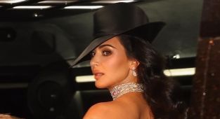 Kim Kardashian scolds security guard after tumble at 2025 Met Gala