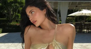Kylie Jenner 'hand picked' $400 bikini for beach pin-up shoot