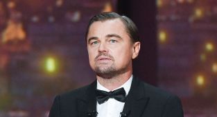 Leonardo DiCaprio gets awkward kiss from Lauren Sanchez at amfAR Gala