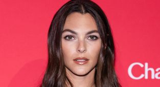 Leonardo DiCaprio's model girlfriend frees the nipple on red carpet