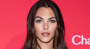 Leonardo DiCaprio's model girlfriend frees the nipple on red carpet
