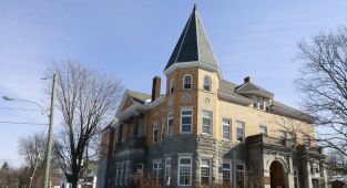 Library split down the middle of US-Canada border is at war with Trump