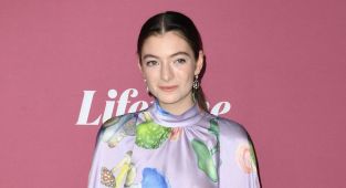Lorde goes topless after shocking crotch album art divides fans