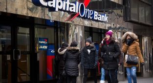 Major US banks close 36 locations in just three weeks