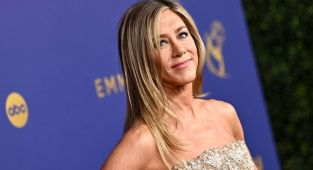 Man crashes car through front gate of Jennifer Aniston's home