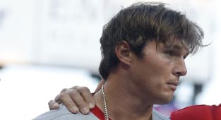 MLB star suffers horrific injury after crashing into wall