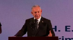 Netanyahu vows more aid sites in Gaza despite chaos in Rafah