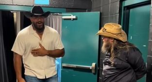NFL star Mailata leaves Kelce and country icon Stapleton stunned