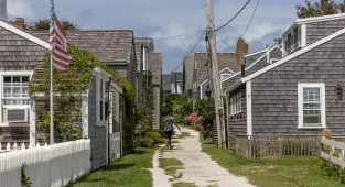 Panic as US vacation rental boom collapses and owners rush to sell