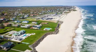 Popular beach town enrages visitors with 'extortionate' beach pass