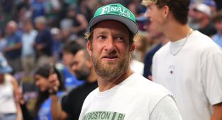 Portnoy vows to 'come for throats' for antisemitic act at Barstool bar