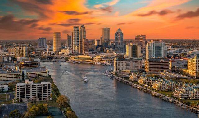 Realtors panic as housing market 'crashes before our eyes'