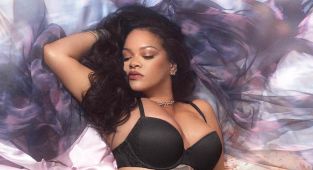 Rihanna shows off famous curves amid pregnancy rumors