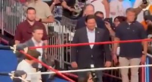 Ron DeSantis gets VERY surprising crowd reaction from WWE fans