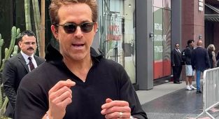 Ryan Reynolds ignores questions on why Travis Kelce unfollowed him