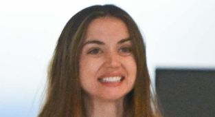 Tom Cruise's girlfriend Ana de Armas lands in New York in helicopter