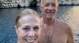 Tom Hanks, 68, goes shirtless in 37th wedding anniversary post